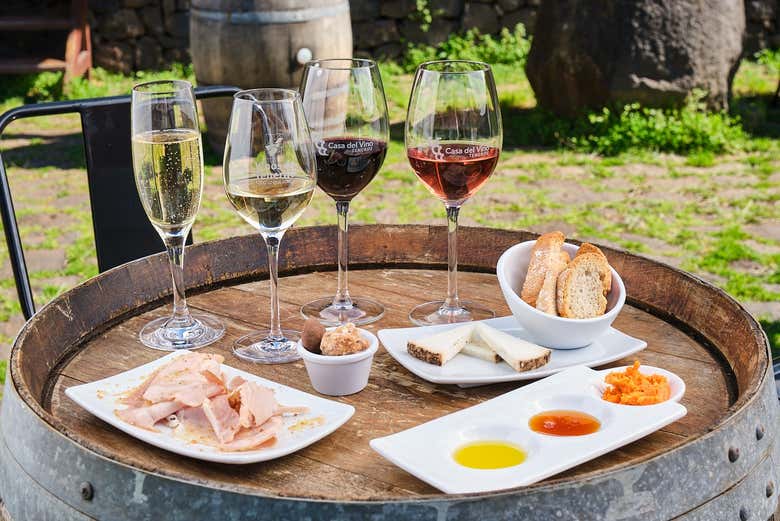 Disfrutando de una degustación de vinos y tapas