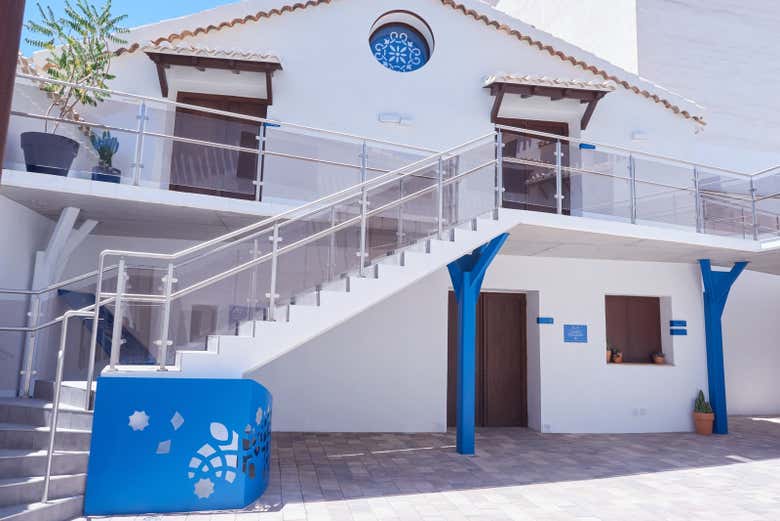 Façade du musée des Tapis en Sciure