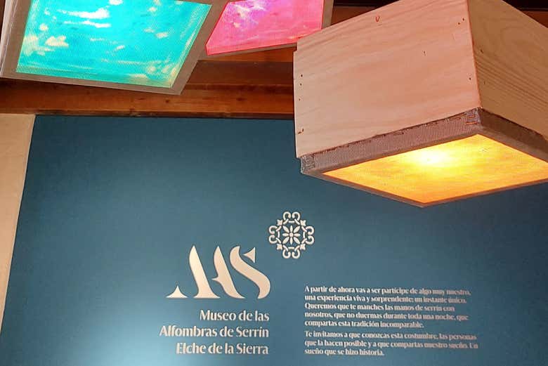 Panneau sur l'histoire des tapis en sciure