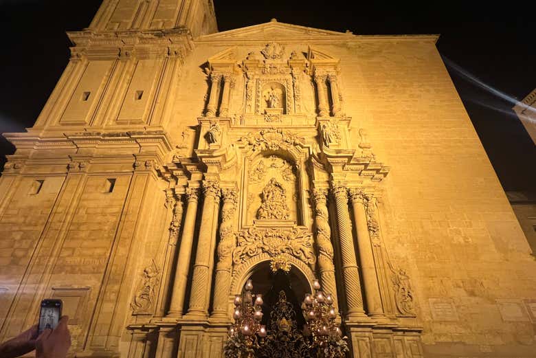 Fachada da Basílica à noite