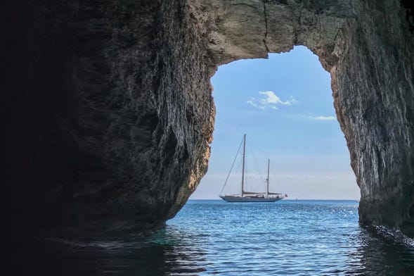 Balade en kayak dans les grottes marins d'Es Canutells