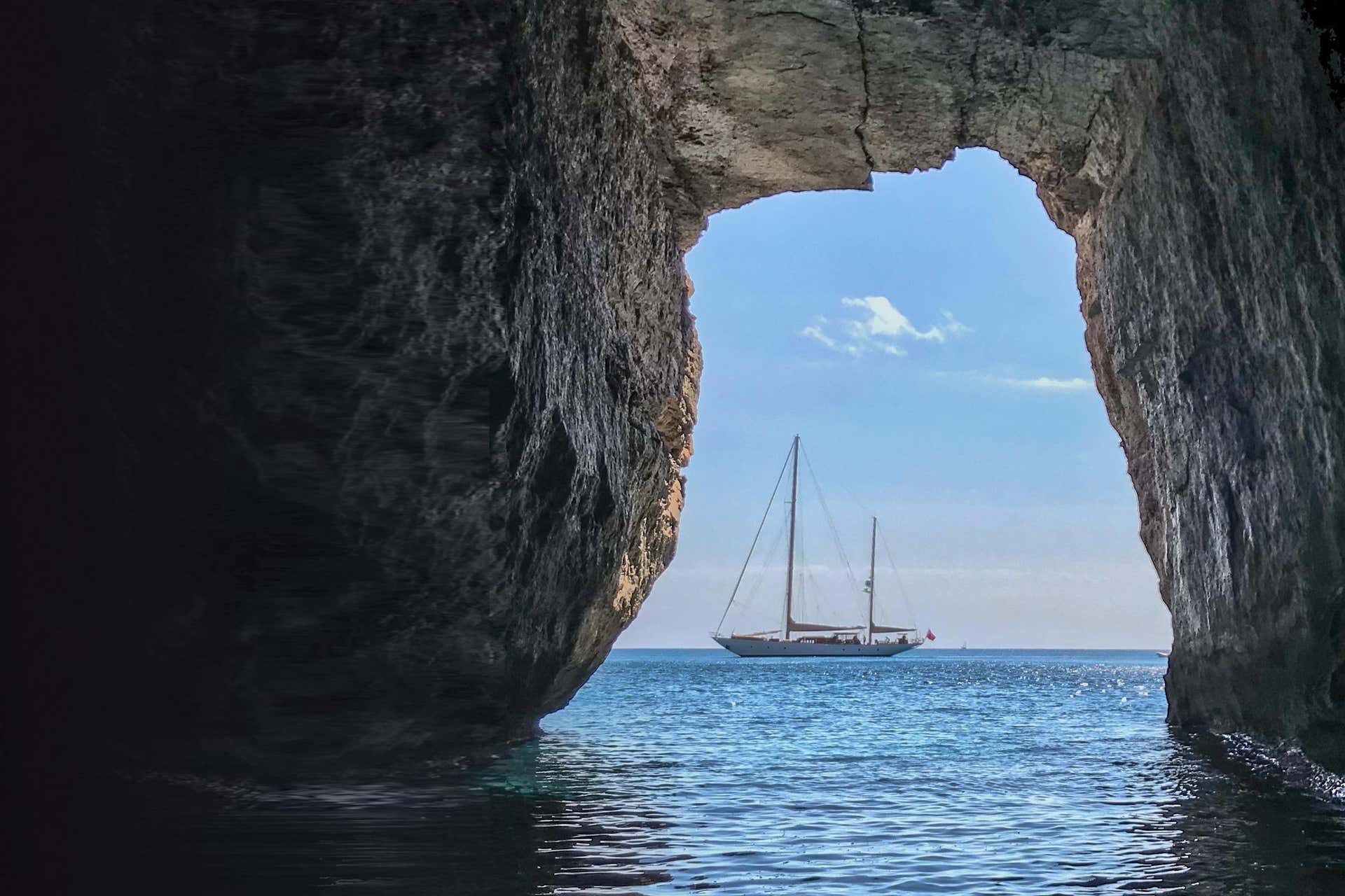 Tour de caiaque pelas grutas marinhas de Es Canutells