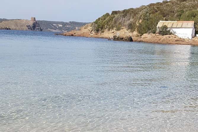 Aguas cristalinas de la isla de Colom