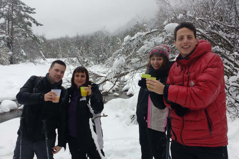 Disfrutando de una bebida caliente