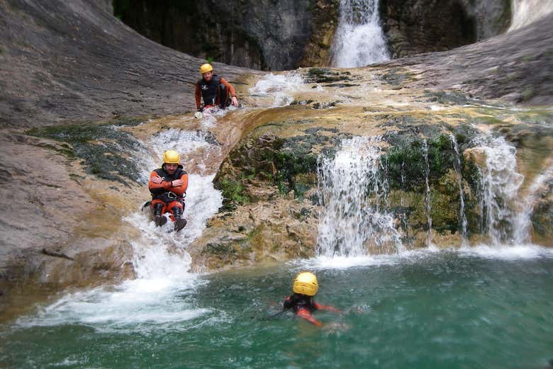Bajando por un tobogán natural
