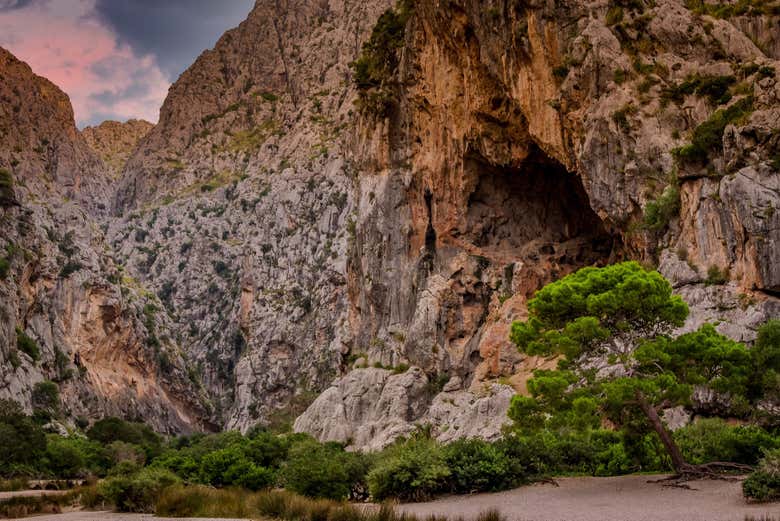 Admirando las altas paredes del torrente de Pareis