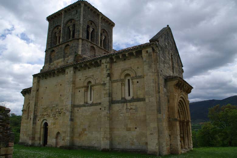 Admirez une église romane à Puente Arenas