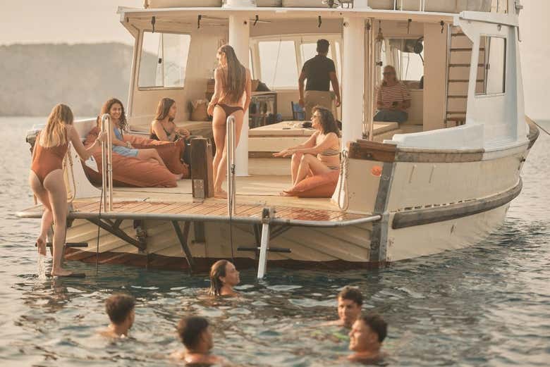 Disfrutando de un baño durante el paseo en barco