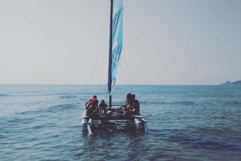Giro in catamarano sulla Costa Brava
