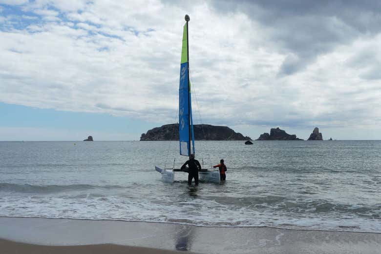 Entrando com o catamarã no mar