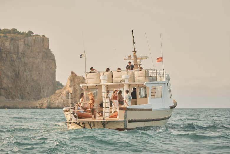 Con las formaciones rocosas de las islas Medas al fondo