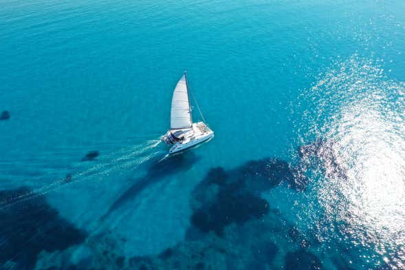 Giro in catamarano sulla Costa Brava