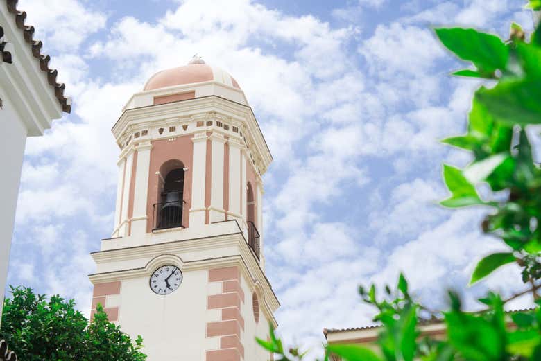 Admirando la torre del Reloj de Estepona