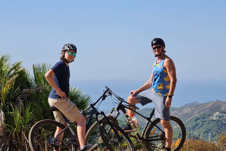 Dois participantes do tour com suas bicicletas de montanha