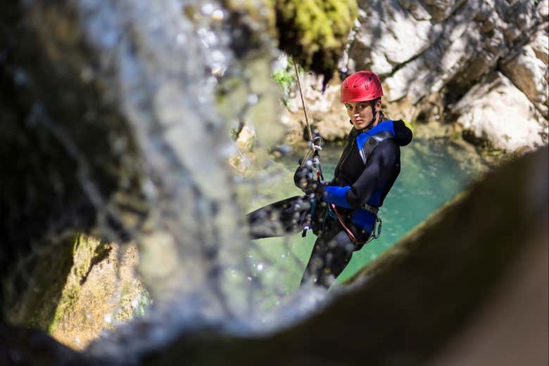 Descendo um cânion dos Pireneus catalães