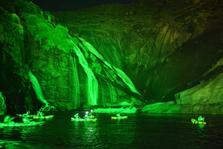 Tour noturno de caiaque pela cascata de Ézaro