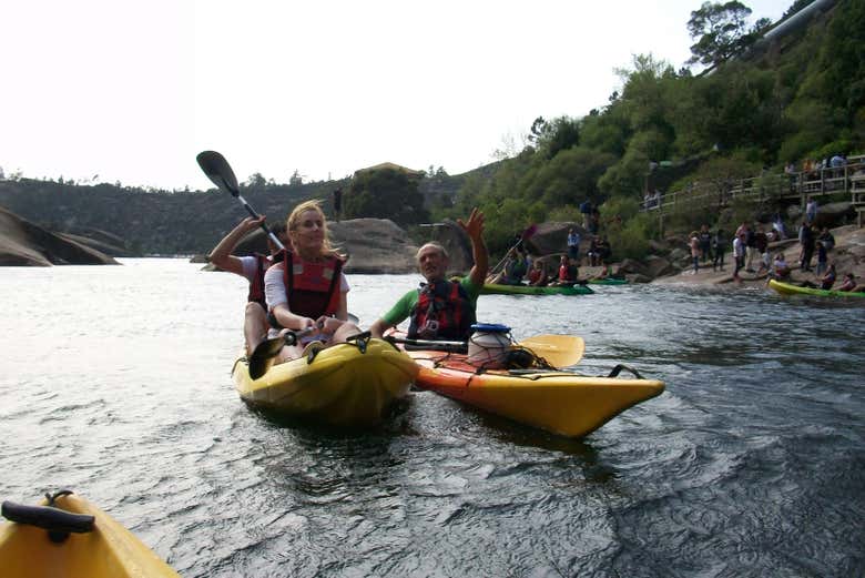 Remando in kayak sul fiume Ézaro