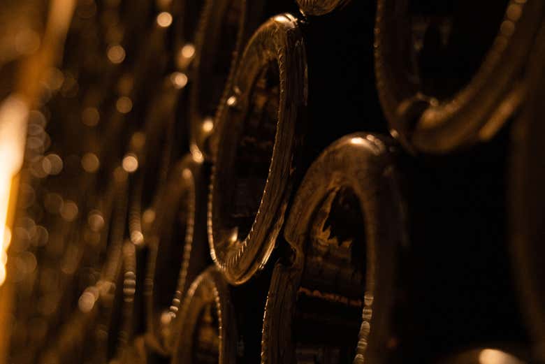 Garrafas de vinho armazenadas nas adegas