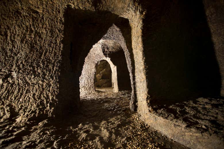 Explorando las bodegas subterráneas de Fermoselle