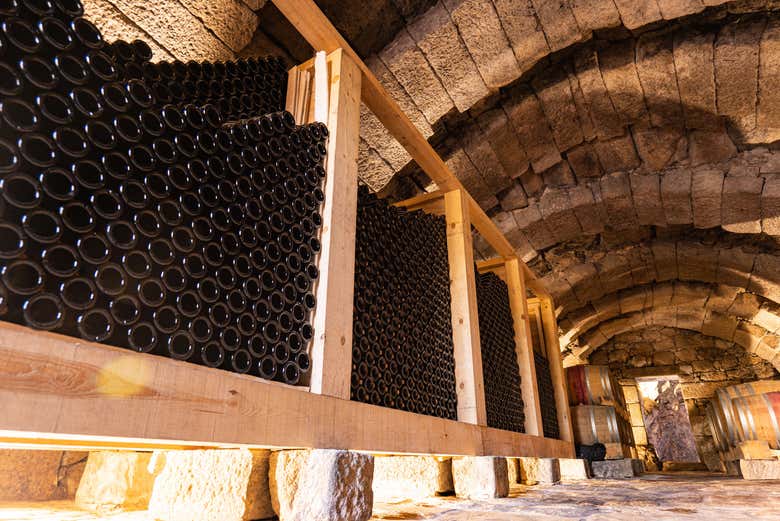 Vinho armazenado nas adegas subterrâneas