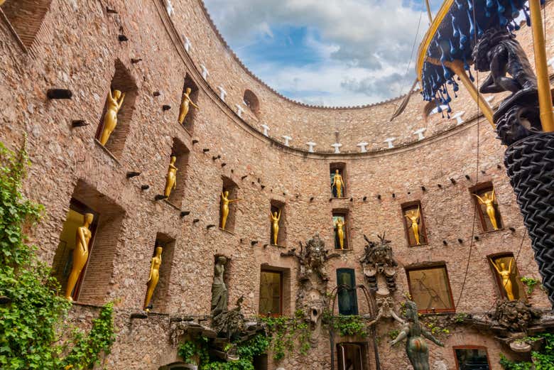Cour intérieure du Théâtre-Musée Dalí