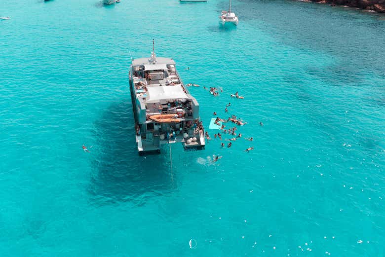 Parada fondeo en aguas cristalinas.