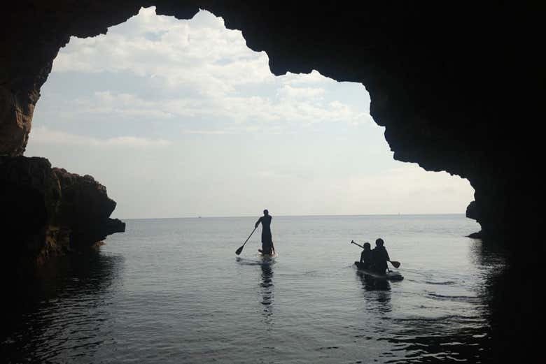 Percorrendo Cala en Baster de paddle surf