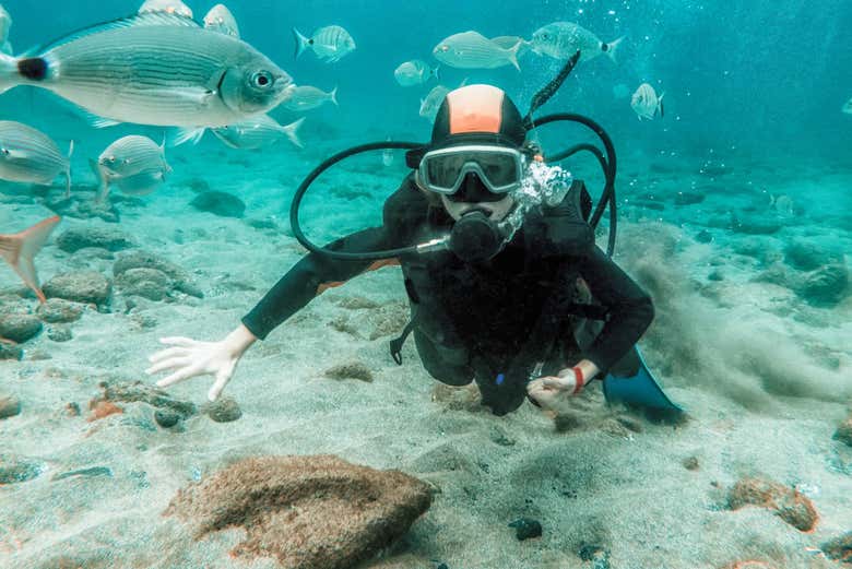 Disfrutando del bautismo de buceo en Formentera