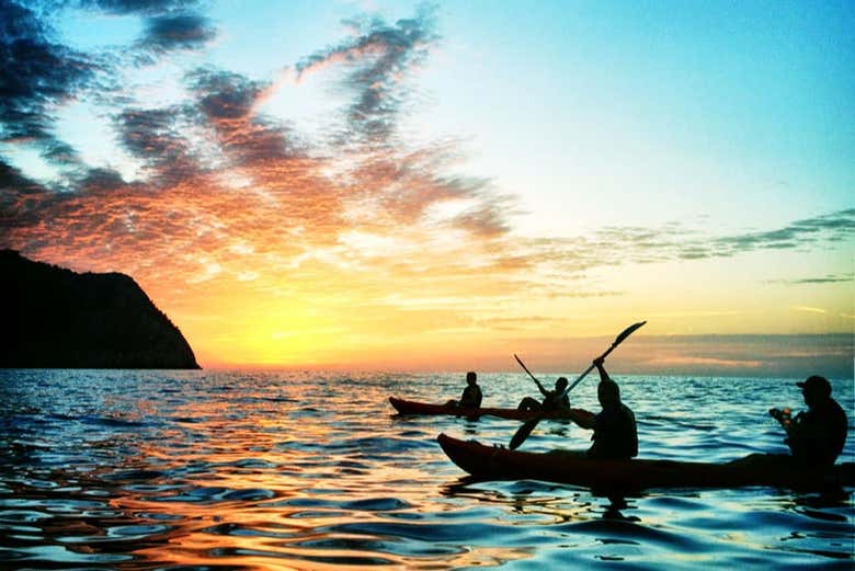 Explorez Punta Prima au coucher du soleil