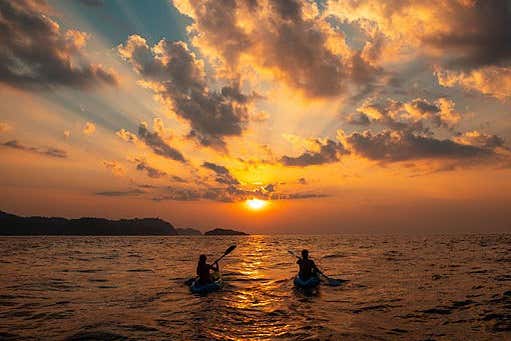 Un couple faisant du kayak