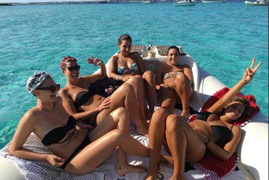 Groupe d'amis sur le bateau