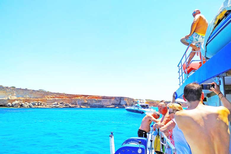 Tomando sol na popa do barco
