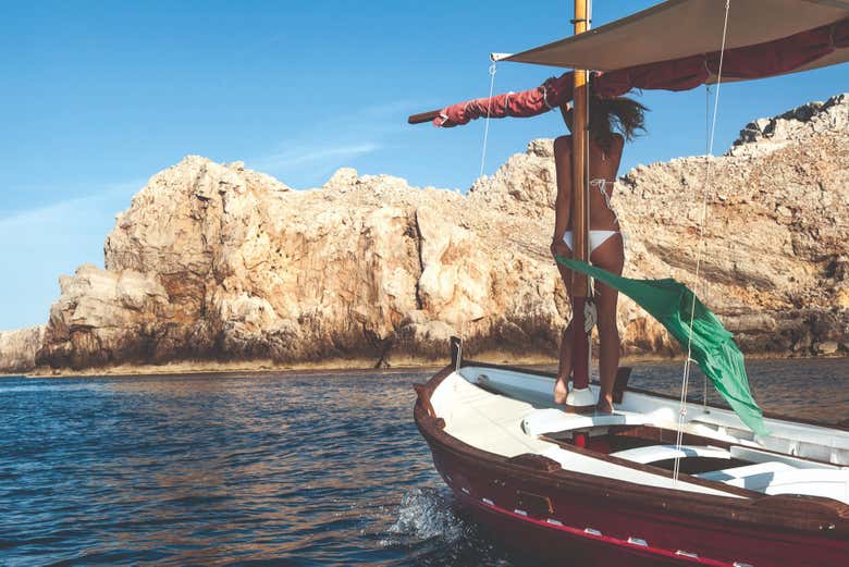 Admirando as paisagens do barco tradicional