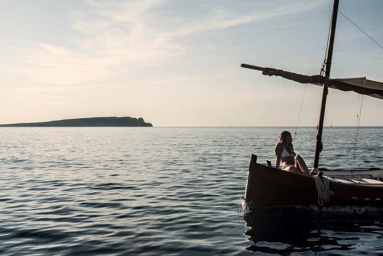 Navegando pelas águas de Menorca ao entardecer