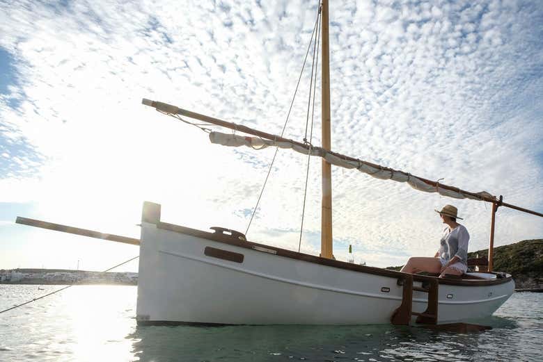 Navegando de barco pelas águas de Menorca
