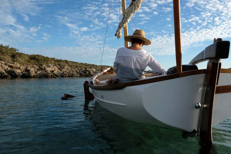 Desfrutando a bordo do barco tradicional