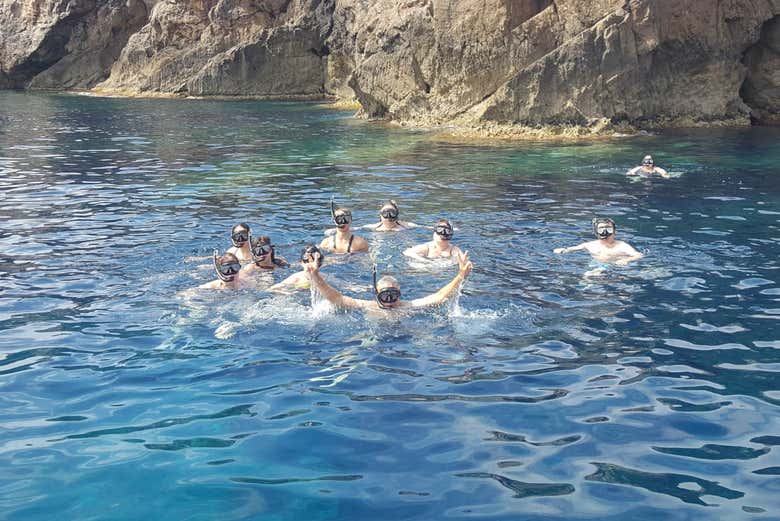Nadando nas águas do norte de Menorca