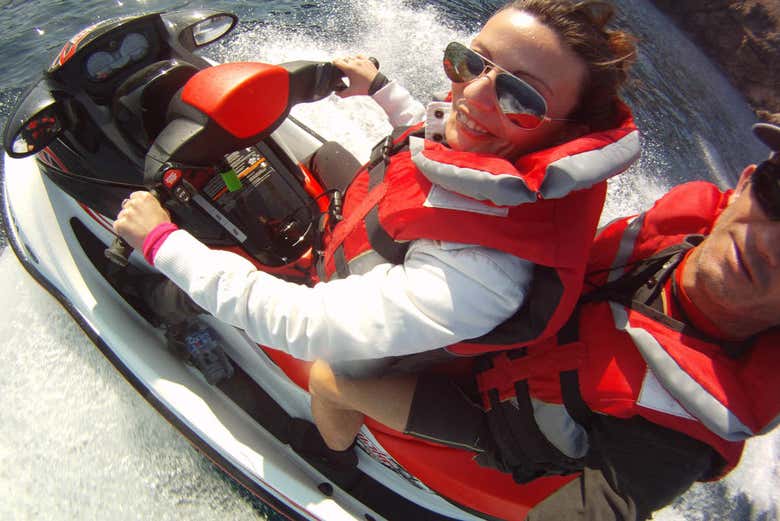 Disfrutando de la excursión en moto de agua