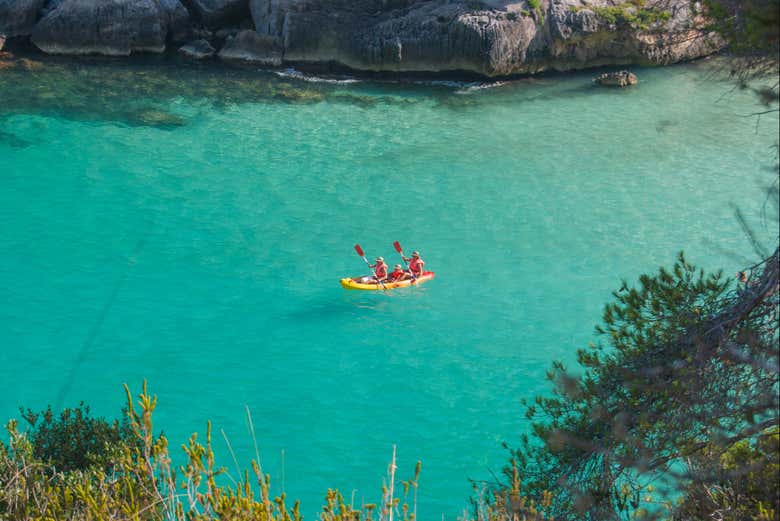 En kayak por las calas de Menorca