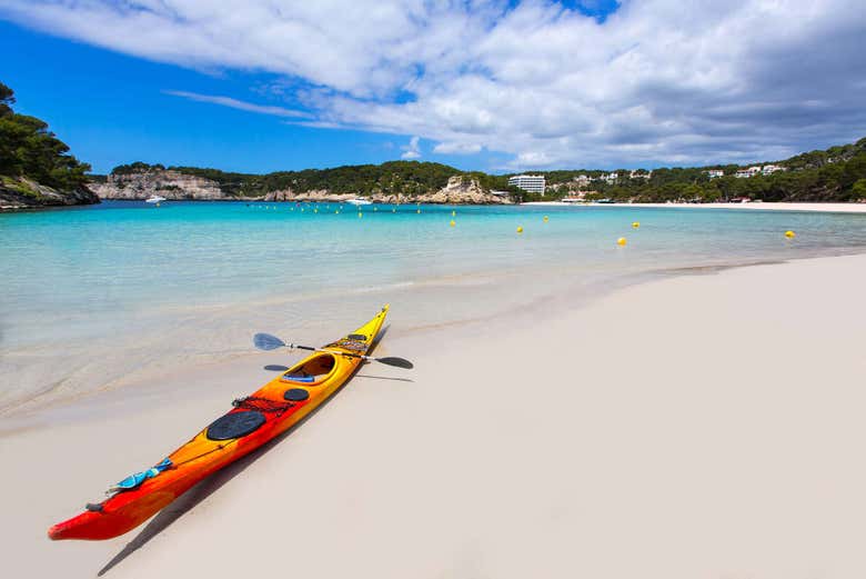 Kayak en la playa de Menorca
