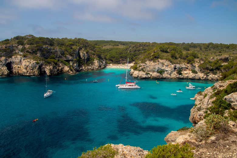 Navigando lungo il litorale di Minorca