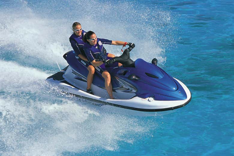 En moto de agua por las costas de Fornells