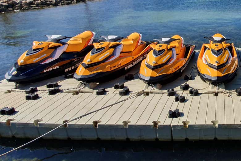 Motos de agua en el puerto de Fornells