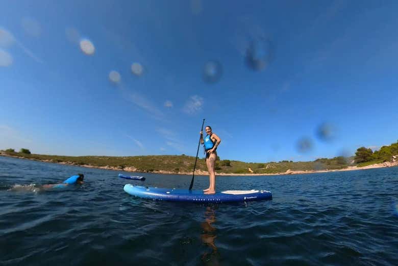 Pagayez dans la baie de Fornells