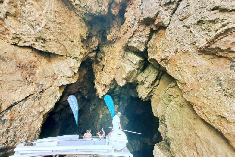 Entrez dans l'une des grottes