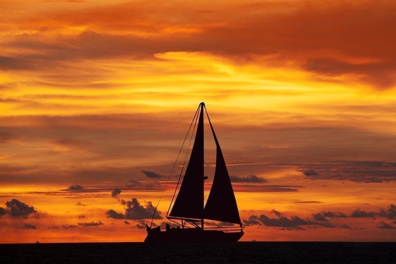 In barca a vela al tramonto