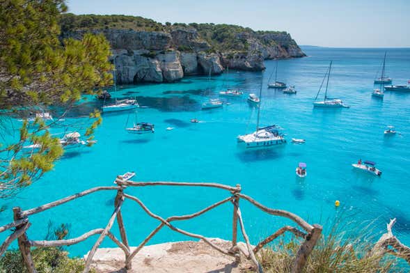 Passeio de catamarã pelo norte de Menorca