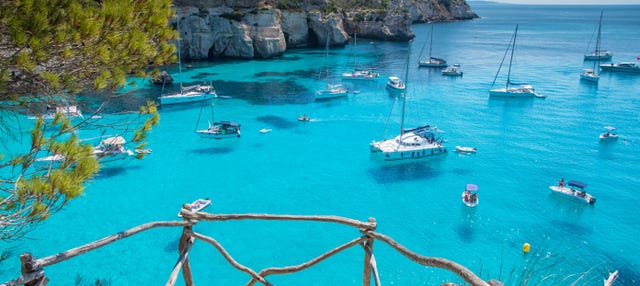 Paseo en catamarán por el norte de Menorca 