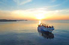 Paseo en lancha al atardecer por Fornells