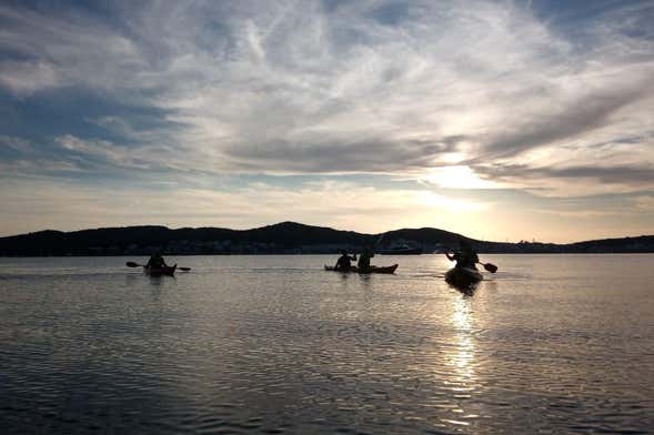 Tour de caiaque com snorkel ao entardecer por Fornells